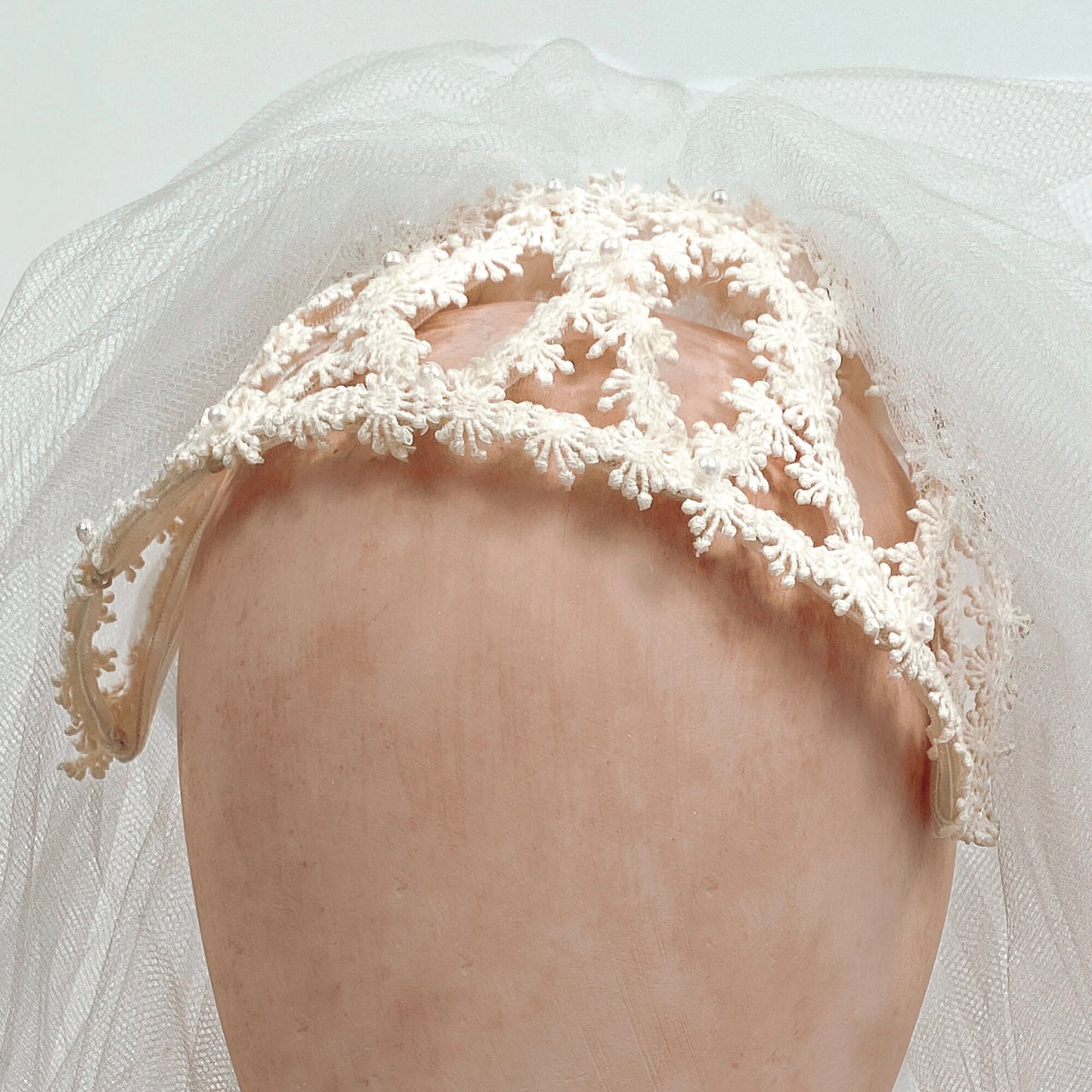 1960s Daisy Lace Caged Headpiece Wedding Veil / One Size