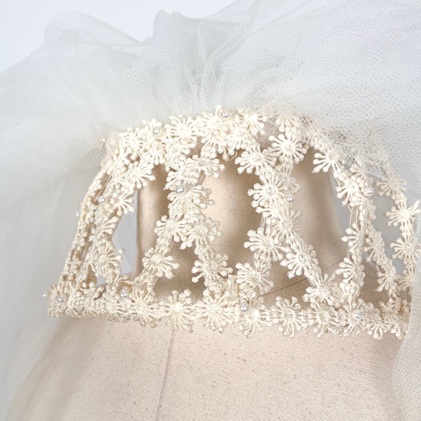 1960s Daisy Lace Caged Headpiece Wedding Veil / One Size